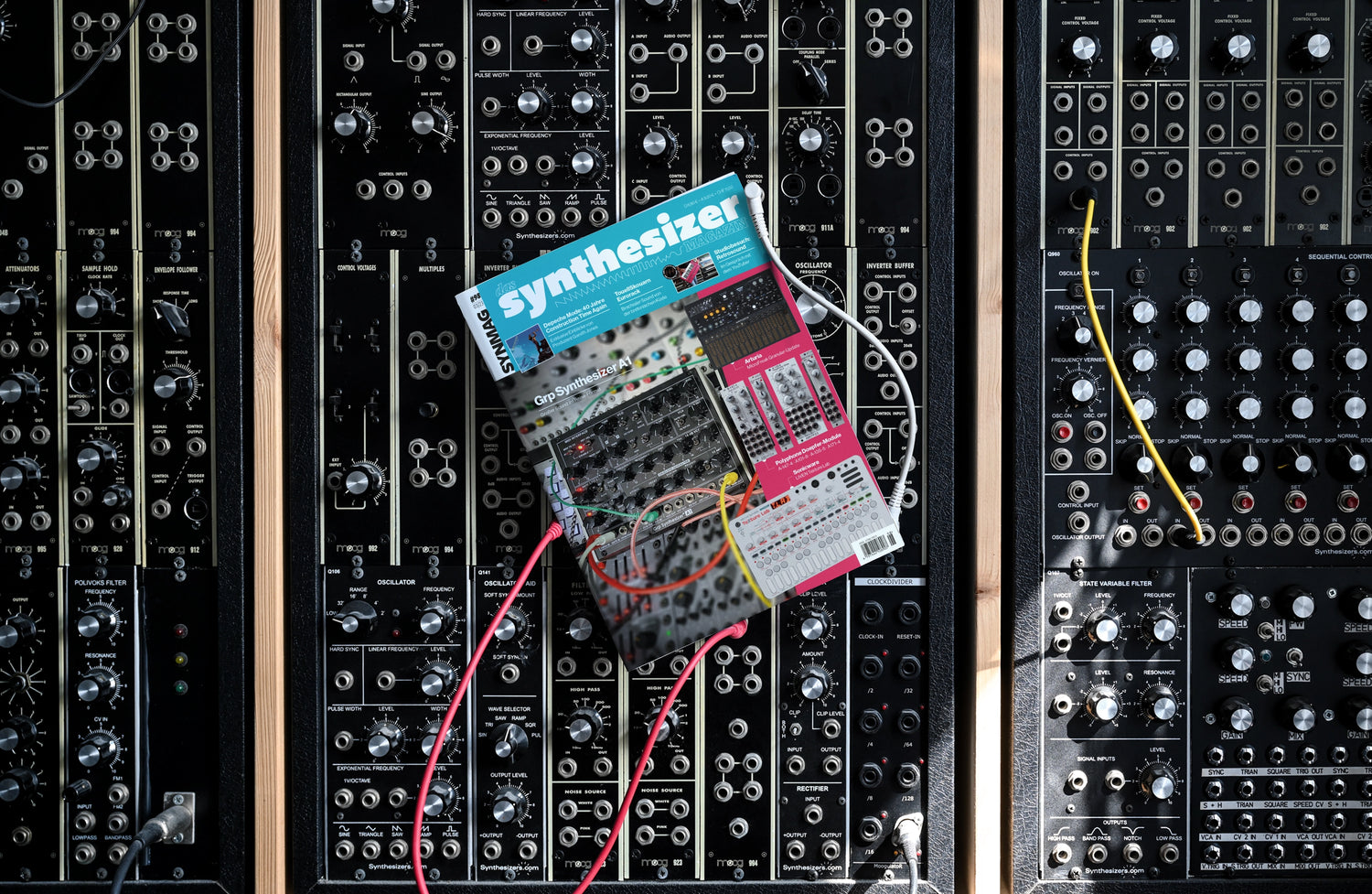 Die Ausgabe 98 des Synthesizer Magazins, im Hintergrund eine Modularsystem-Wand